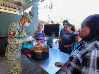 Fuerzas armadas, con sensibilidad y prontitud, atienden a la poblaci&oacute;n afectada en la Sierra Norte