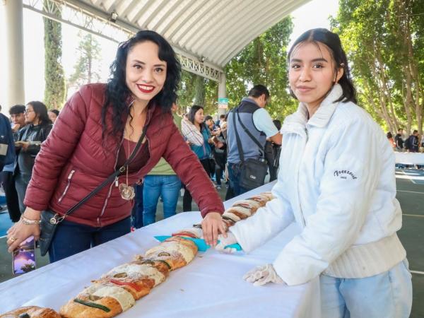Fortalece la UTTECAM tradiciones con Rosca de Reyes comunitaria