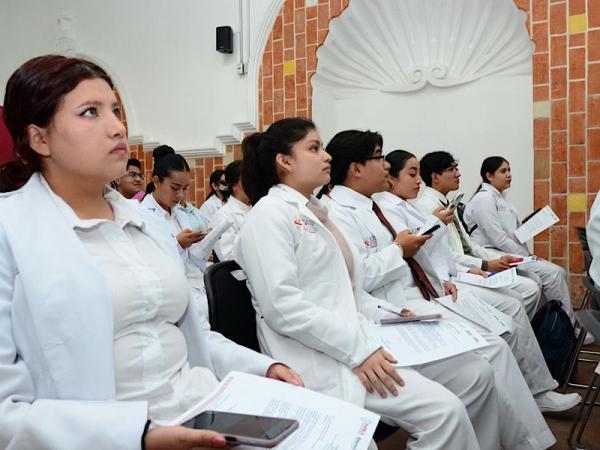 Consolida Universidad de la Salud formación práctica para las y los futuros médicos