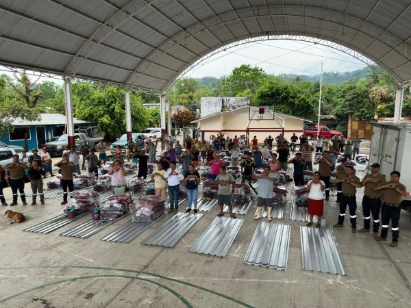 Gobierno estatal entrega apoyos a afectados en Xicotepec
