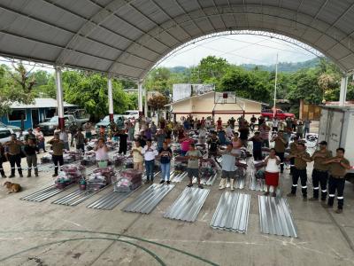 Gobierno estatal entrega apoyos a afectados en Xicotepec