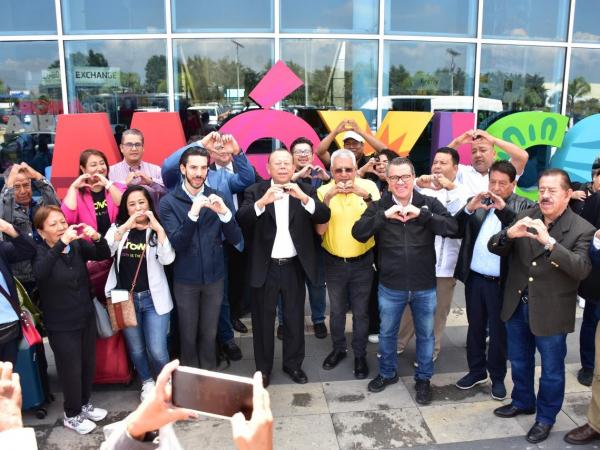 Llegan a Puebla los primeros pasajeros del vuelo directo desde Newark
