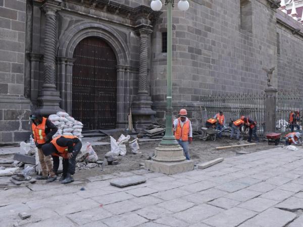 Rehabilita Gobierno del Estado el atrio de la Catedral poblana