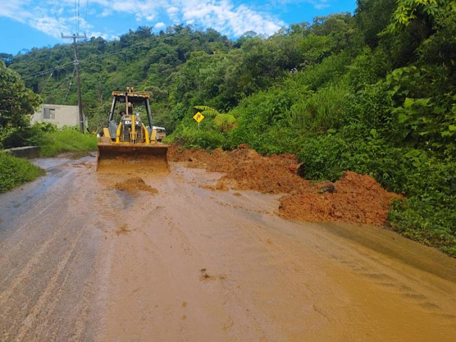 Con maquinaria y apoyos, Gobierno del Estado atiende de forma oportuna deslave en Eloxochitlán