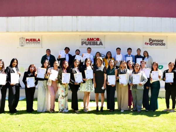 UTH entrega títulos a 586 egresados de TSU para fortalecer trayectorias profesionales