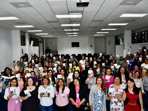 UTH entrega Cartillas de los Derechos de la Mujer a sus trabajadoras