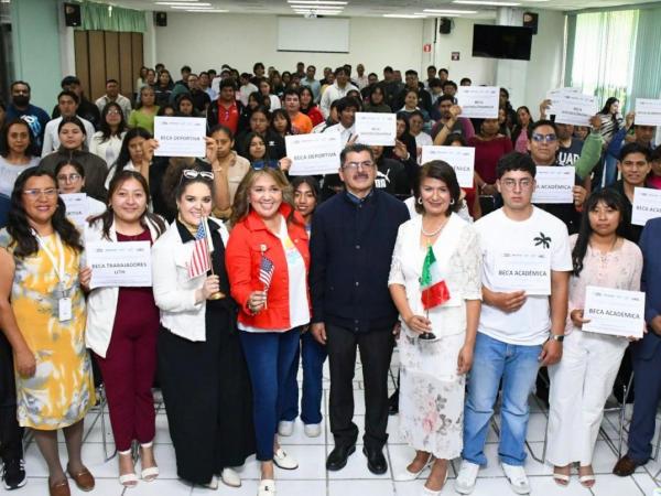 Entrega UTH becas alimenticias, académicas y deportivas; 203 estudiantes beneficiados