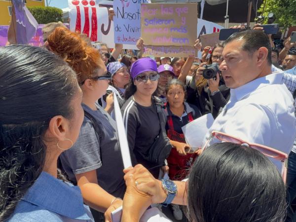 Gobernador Alejandro Armenta atiende a mujeres en Xicotepec