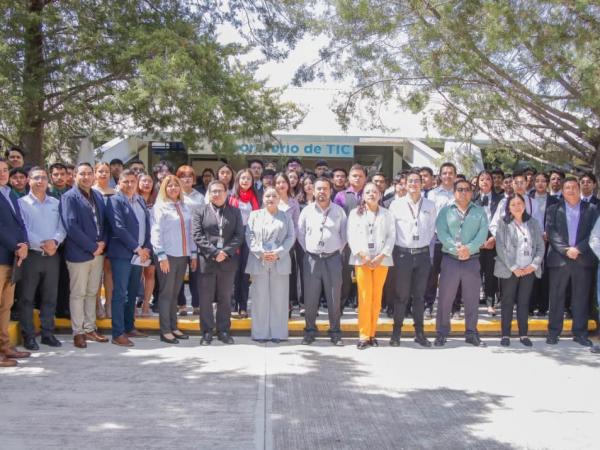 Estudiantes exponen proyectos finales en UTTECAM