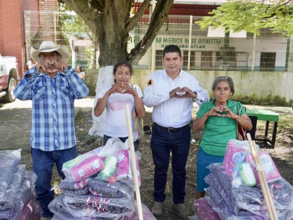 Con humanismo, Gobierno Estatal brinda acompañamiento a familias afectadas por lluvias en Tlaola