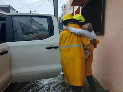 Protecci&oacute;n Civil atiende afectaciones por lluvias en zona metropolitana