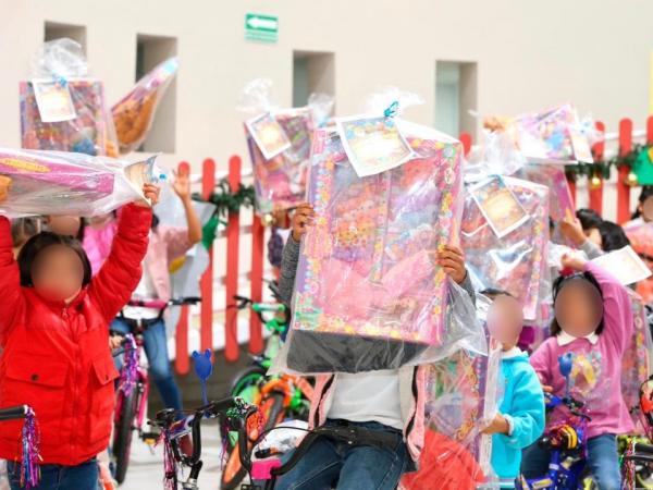 Reyes Magos llenan de alegría las casas de asistencia del SEDIF