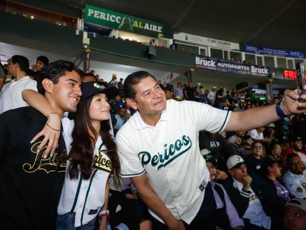 En compañía de su papá, el Gobernador Armenta acude a inicio de temporada de Pericos