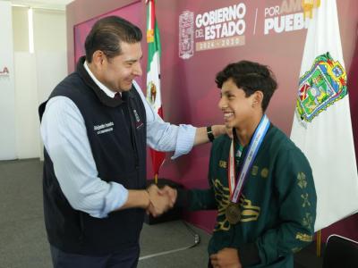 Gobierno Estatal premia esfuerzo de atletas poblanos en Olimpiada CONADE 2026