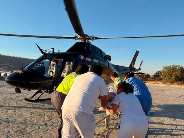 Paciente en estado grave es trasladado en ambulancia aérea desde Tecamachalco