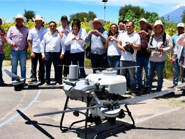 Aplica dron de Desarrollo Rural fertilizante en maizales de la UTH