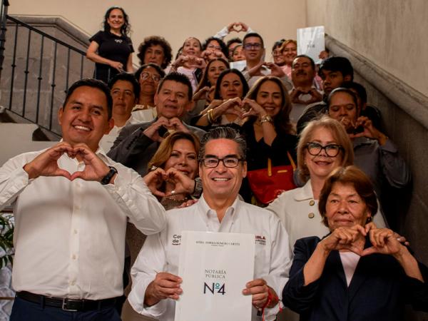 Comisión Estatal de Vivienda entrega 29 escrituras tras 20 años de espera