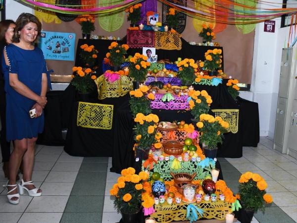 Estudiantes UTH fortalecen la tradición del Día de Muertos con ofrendas ancestrales