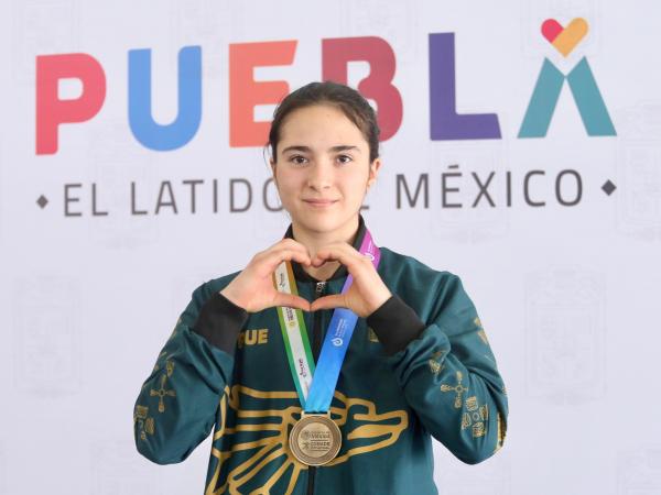 Puebla es referente nacional en deporte; reconoce gobernador a medallista en escalada