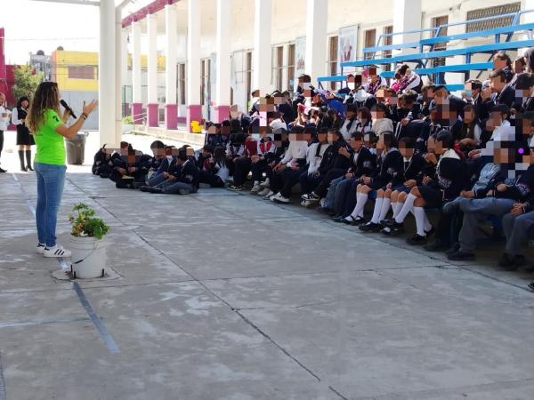 La piloto Majo Rodríguez comparte su experiencia con estudiantes poblanos