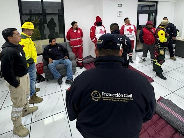 Protección Civil rescata a dos personas lesionadas en zona montañosa de Quimixtlán