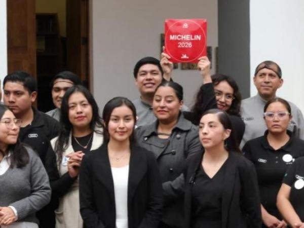 Gobierno del Estado entrega placas Michelin 2026 a restaurantes poblanos reconocidos.