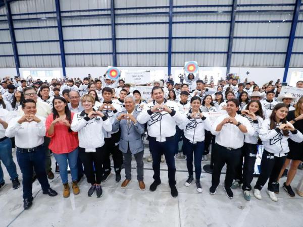 Gobierno de Puebla entrega incentivos económicos históricos al deporte
