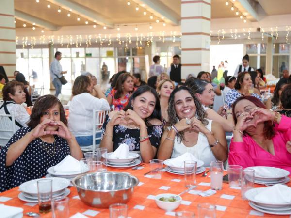 Gobierno del Estado reconoce la labor de educadoras poblanas