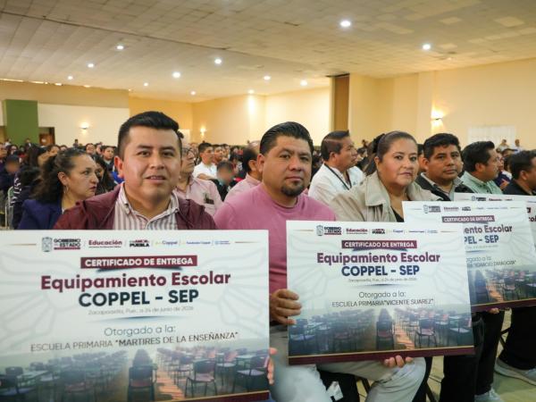 Entrega SEP más de 12 mil becas a estudiantes