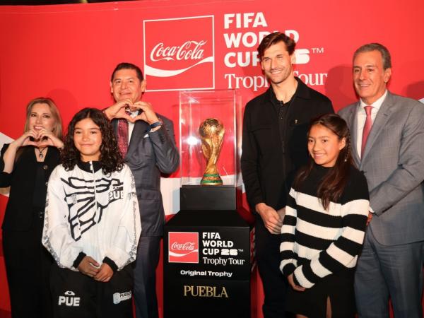 Puebla forma parte de la fiesta mundialista, recibe trofeo internacional