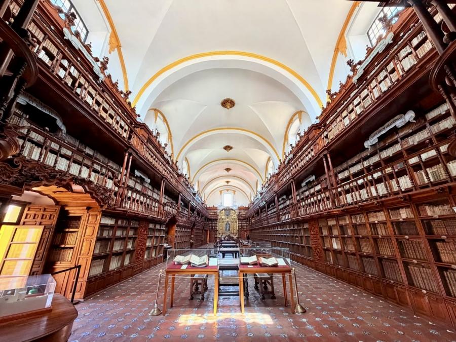 La Biblioteca Palafoxiana celebra 380 años de ser memoria viva de puebla.
