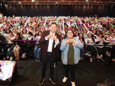 Puebla primer estado en crear la red de Mujeres Tejedoras de la Patria