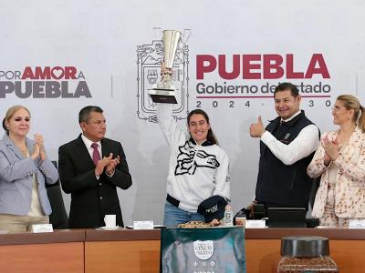 Talento deportivo fortalece a Puebla: Alejandro Armenta Mier distingue a piloto poblana