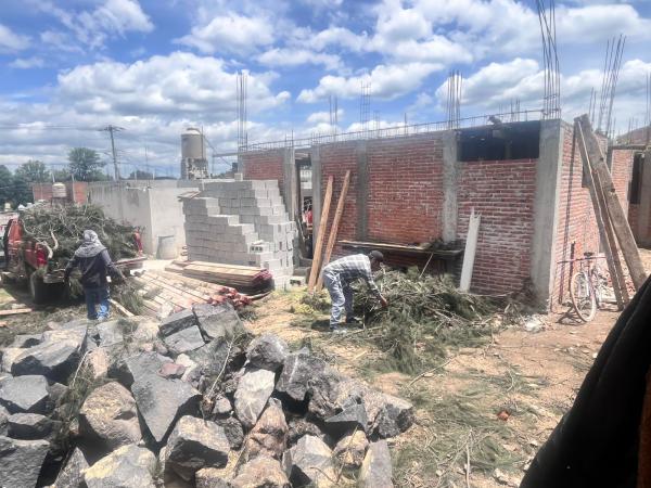 Avanza CAPCEE en construcción de barda afectada por lluvia en secundaria de Coronango