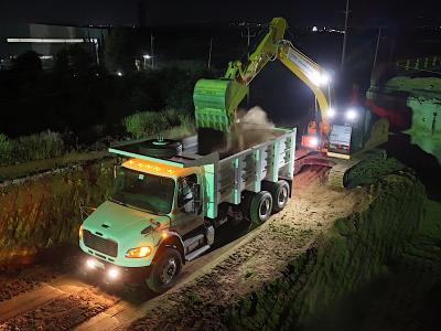 Trabaja Secretaría de Infraestructura en turnos diurnos y nocturnos para reconstrucción en socavón