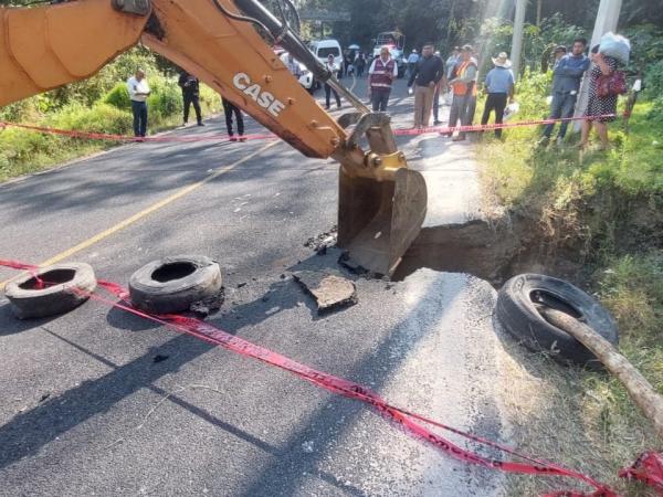 Atiende Gobierno Estatal falla en carretera Acuaco – Huehuetla