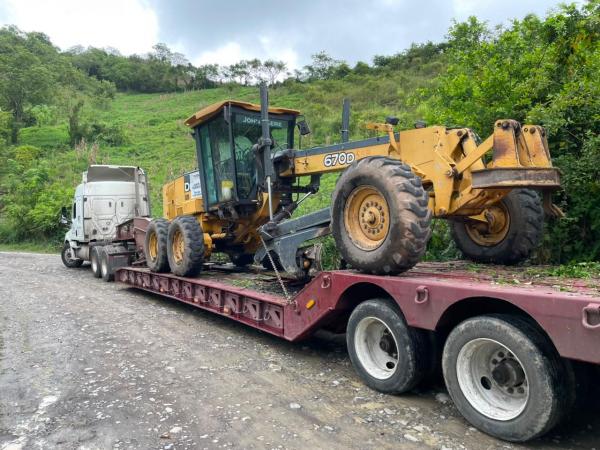 Entrega gobierno estatal motoconformadora para dignificar caminos en Francisco Z. Mena