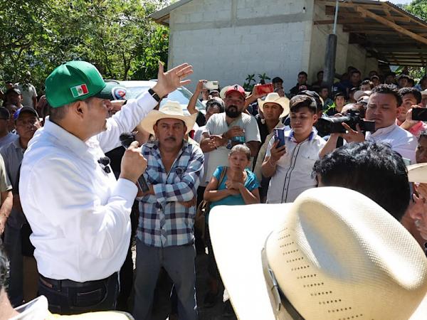 Gobierno estatal despliega maquinaria y apoyos sociales para atender emergencia en la Sierra Negra