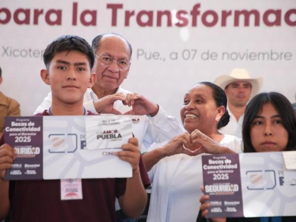 Gobierno amplía conectividad digital; 2 mil jóvenes en Xicotepec reciben becas del bienestar