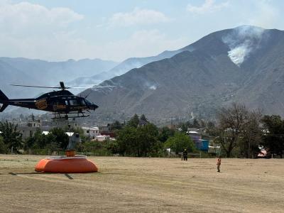 Por aire y por tierra &oacute;rdenes de gobierno combaten incendio forestal en Zautla