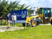 Gestionan maquinaria para mejorar accesos y campos deportivos en la UPAM