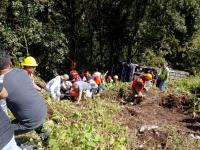Diferentes &aacute;reas del Gobierno del Estado atienden accidente en la M&eacute;xico-Tuxpan