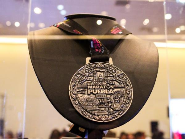Presentan medalla y playeras oficiales del Maratón de Puebla