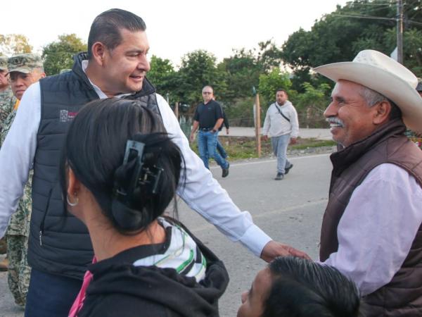 Puebla de pie, gobernador Armenta supervisa entrega de apoyos en El Carrizal
