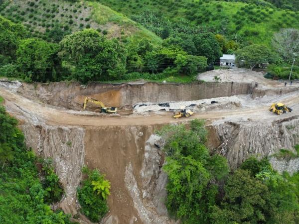 Atiende Gobierno Estatal deslaves en carretera Las Margaritas – Acateno – Tlapacoyan en Hueytamalco