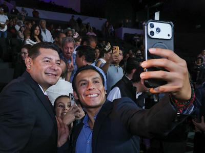 Gobierno estatal celebra a pap&aacute;s con recital musical para unir a las familias poblanas
