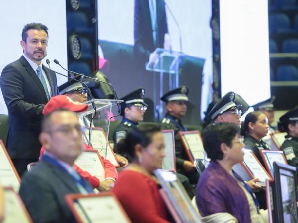 Gobierno estatal y sector empresarial reconocen labor de servidores públicos