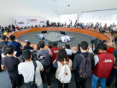 &quot;Mega obras, no mega saqueos; mega obras, no mega deudas&quot;: Armenta