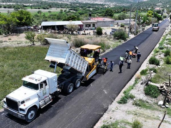 Construye Gobierno estatal 3.3 kilómetros del camino a las Loberas en Tecali