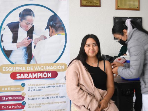 Con alta participación, Salud acerca vacunación contra sarampión en la BUAP